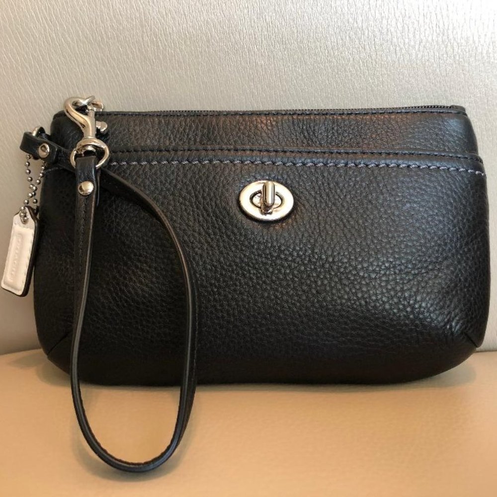 COACH BLACK LEATHER WRISTLET